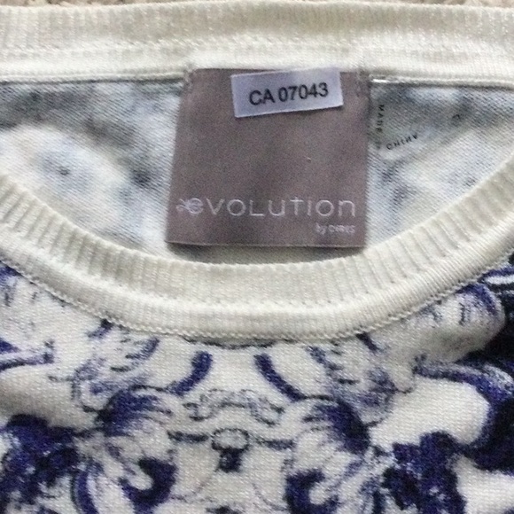 Gorgeous blue design sweater size L - Picture 2 of 9